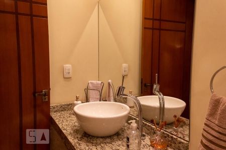 Casa à venda com 250m², 3 quartos e 2 vagas Casa à venda com 250m², 3 quartos e 2 vagasBanheiro