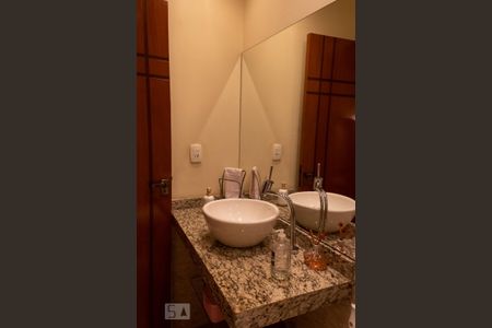 Casa à venda com 250m², 3 quartos e 2 vagas Casa à venda com 250m², 3 quartos e 2 vagasBanheiro