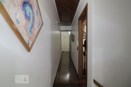 Casa à venda com 280m², 3 quartos e 2 vagasCorredor de acesso aos quartos