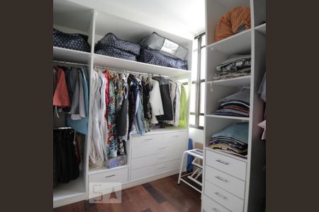 Casa à venda com 280m², 3 quartos e 2 vagasSuíte 2- closet