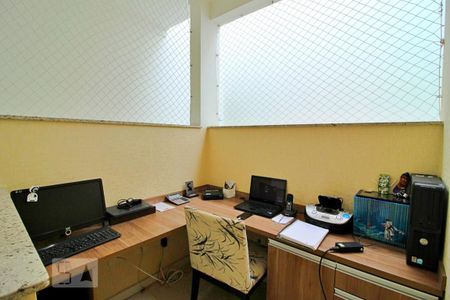 Casa à venda com 198m², 3 quartos e 3 vagasEscritório