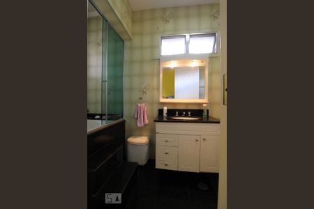 Casa à venda com 285m², 4 quartos e 2 vagasBanheiro social 