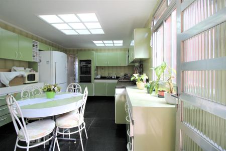 Casa à venda com 285m², 4 quartos e 2 vagasCozinha 