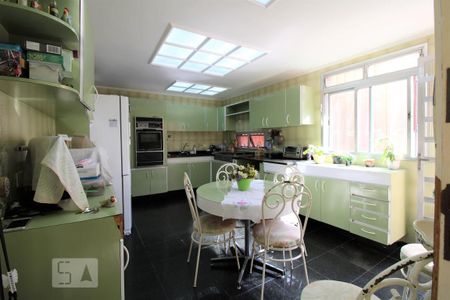 Casa à venda com 285m², 4 quartos e 2 vagasCozinha 