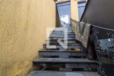 Casa à venda com 170m², 3 quartos e 2 vagasEscada