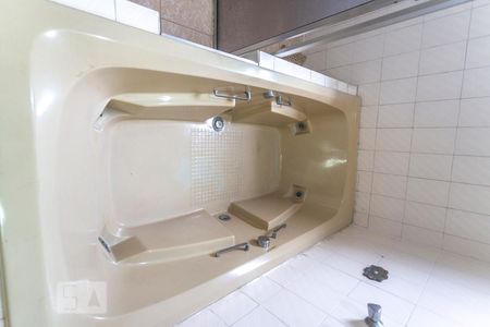 Casa à venda com 530m², 4 quartos e 8 vagasBanheira