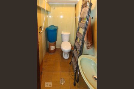 Casa à venda com 200m², 3 quartos e 5 vagas Casa à venda com 200m², 3 quartos e 5 vagasBanheiro de Serviço