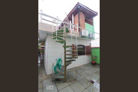 Casa à venda com 200m², 3 quartos e 5 vagas Casa à venda com 200m², 3 quartos e 5 vagasQuintal