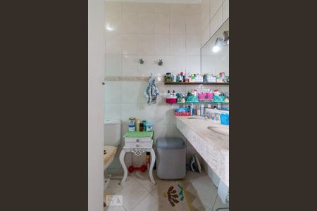 Casa à venda com 183m², 3 quartos e 3 vagasBanheiro quarto 2 suíte