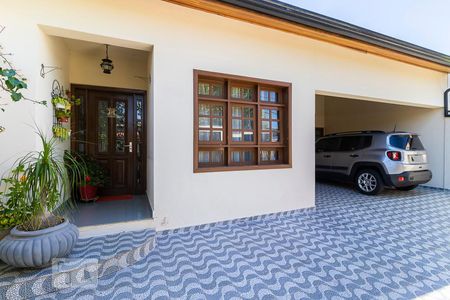 Casa à venda com 260m², 5 quartos e 2 vagas Casa à venda com 260m², 5 quartos e 2 vagasFachada interna e vagas de garagem