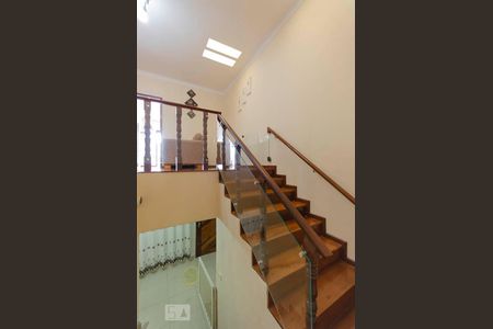 Casa à venda com 258m², 4 quartos e 4 vagas Casa à venda com 258m², 4 quartos e 4 vagasEscada