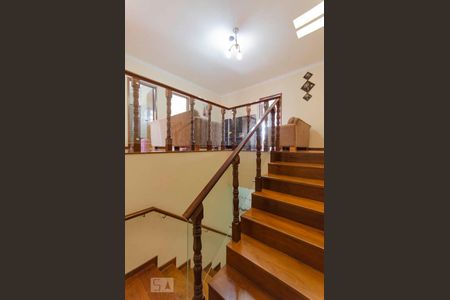 Casa à venda com 258m², 4 quartos e 4 vagas Casa à venda com 258m², 4 quartos e 4 vagasEscada