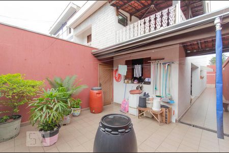 Casa à venda com 258m², 4 quartos e 4 vagas Casa à venda com 258m², 4 quartos e 4 vagasQuintal Frente