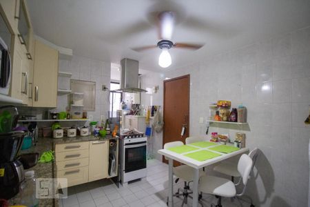 Apartamento à venda com 180m², 4 quartos e 2 vagas Apartamento à venda com 180m², 4 quartos e 2 vagasCozinha
