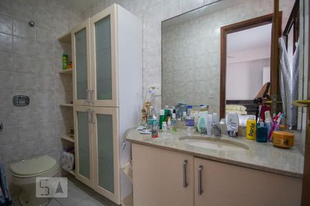 Apartamento à venda com 180m², 4 quartos e 2 vagas Apartamento à venda com 180m², 4 quartos e 2 vagasBanheiro da Suíte 2