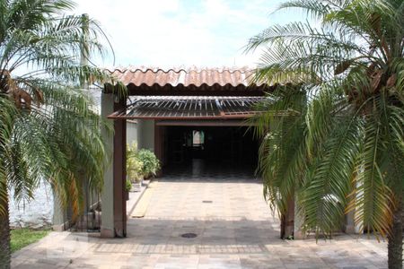 Casa à venda com 375m², 3 quartos e 3 vagasFachada