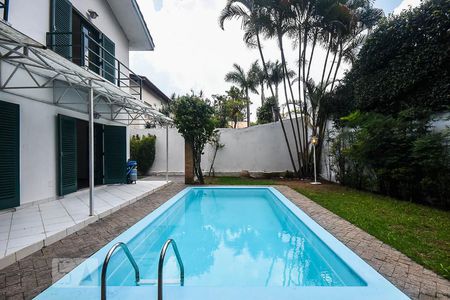 Fachada posterior de casa para alugar com 3 quartos, 320m² em Fazenda Morumbi, São Paulo