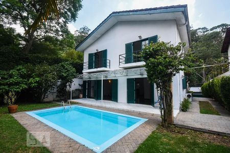 Fachada posterior de casa para alugar com 3 quartos, 320m² em Fazenda Morumbi, São Paulo