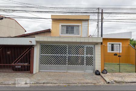Casa à venda com 177m², 3 quartos e 2 vagas Casa à venda com 177m², 3 quartos e 2 vagasFachada
