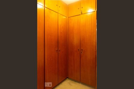 Casa à venda com 300m², 3 quartos e 2 vagas Casa à venda com 300m², 3 quartos e 2 vagasCloset Suíte 1