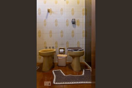 Casa à venda com 300m², 3 quartos e 2 vagas Casa à venda com 300m², 3 quartos e 2 vagasBanheiro Suíte 2