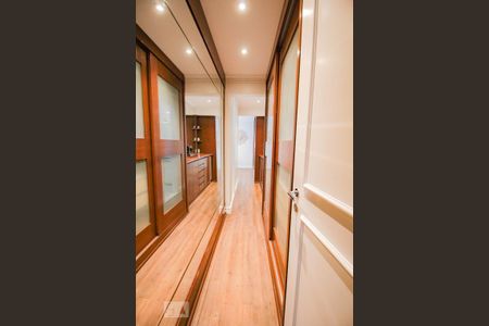 Apartamento à venda com 260m², 4 quartos e 4 vagas Apartamento à venda com 260m², 4 quartos e 4 vagasCorredor