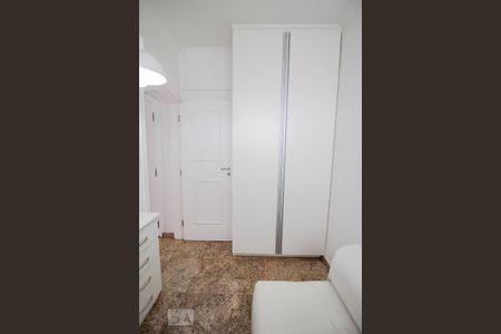 Apartamento à venda com 260m², 4 quartos e 4 vagas Apartamento à venda com 260m², 4 quartos e 4 vagasQuarto de Serviço
