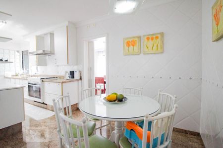 Apartamento à venda com 260m², 4 quartos e 4 vagas Apartamento à venda com 260m², 4 quartos e 4 vagasCozinha