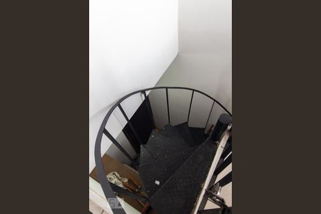 Casa à venda com 149m², 3 quartos e 4 vagas Casa à venda com 149m², 3 quartos e 4 vagasEscada para garagem