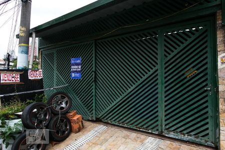 Casa à venda com 160m², 2 quartos e 2 vagas Casa à venda com 160m², 2 quartos e 2 vagasFachada