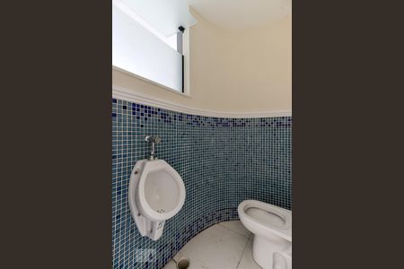 Casa de condomínio à venda com 480m², 4 quartos e 8 vagas Casa de condomínio à venda com 480m², 4 quartos e 8 vagasBanheiro do Espaço Gourmet