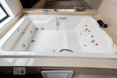 Casa de condomínio à venda com 480m², 4 quartos e 8 vagas Casa de condomínio à venda com 480m², 4 quartos e 8 vagasBanheiro da Suíte 1