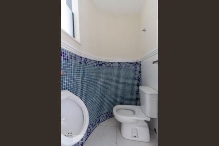 Casa de condomínio à venda com 480m², 4 quartos e 8 vagas Casa de condomínio à venda com 480m², 4 quartos e 8 vagasBanheiro do Espaço Gourmet