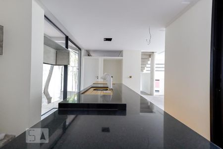 Casa de condomínio à venda com 480m², 4 quartos e 8 vagas Casa de condomínio à venda com 480m², 4 quartos e 8 vagasCozinha