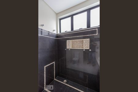 Casa de condomínio à venda com 480m², 4 quartos e 8 vagas Casa de condomínio à venda com 480m², 4 quartos e 8 vagasBanheiro da Suíte 1