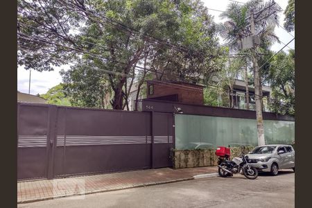 Casa de condomínio à venda com 480m², 4 quartos e 8 vagas Casa de condomínio à venda com 480m², 4 quartos e 8 vagasFachada