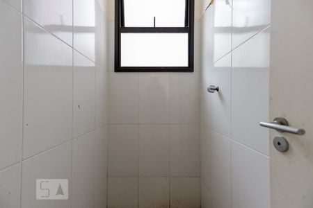 Casa de condomínio à venda com 480m², 4 quartos e 8 vagas Casa de condomínio à venda com 480m², 4 quartos e 8 vagasBanheiro de Serviço