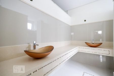 Casa de condomínio à venda com 480m², 4 quartos e 8 vagas Casa de condomínio à venda com 480m², 4 quartos e 8 vagasBanheiro da Suíte 1