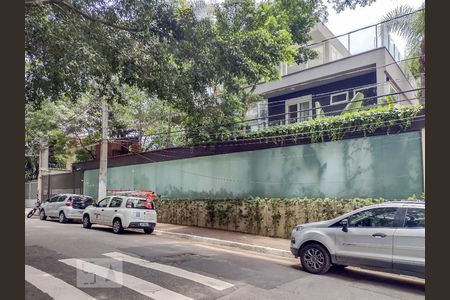 Casa de condomínio à venda com 480m², 4 quartos e 8 vagas Casa de condomínio à venda com 480m², 4 quartos e 8 vagasFachada