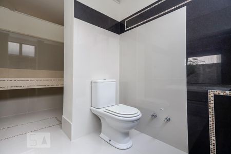 Casa de condomínio à venda com 480m², 4 quartos e 8 vagas Casa de condomínio à venda com 480m², 4 quartos e 8 vagasBanheiro da Suíte 1