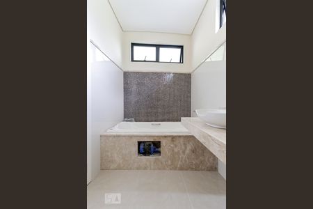 Casa de condomínio à venda com 480m², 4 quartos e 8 vagas Casa de condomínio à venda com 480m², 4 quartos e 8 vagasBanheiro da Suíte 2