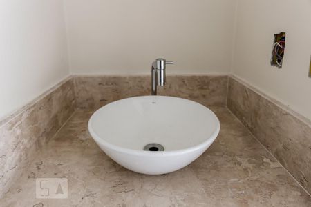 Casa de condomínio à venda com 480m², 4 quartos e 8 vagas Casa de condomínio à venda com 480m², 4 quartos e 8 vagasBanheiro do Espaço Gourmet