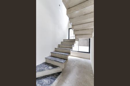 Casa de condomínio à venda com 480m², 4 quartos e 8 vagas Casa de condomínio à venda com 480m², 4 quartos e 8 vagasEscadas Quartos