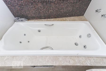 Casa de condomínio à venda com 480m², 4 quartos e 8 vagas Casa de condomínio à venda com 480m², 4 quartos e 8 vagasBanheiro da Suíte 2