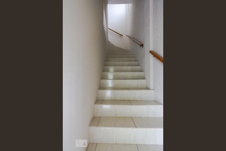 Casa à venda com 430m², 4 quartos e 2 vagasEscada de Acesso a Casa