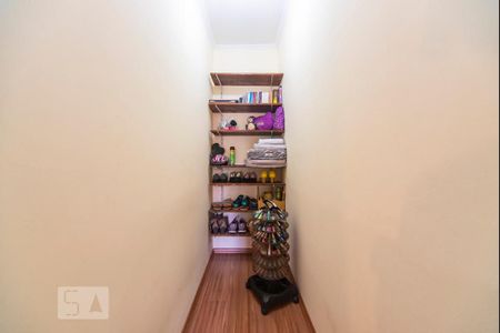 Casa à venda com 270m², 5 quartos e 4 vagas Casa à venda com 270m², 5 quartos e 4 vagasCloset do Quarto 2