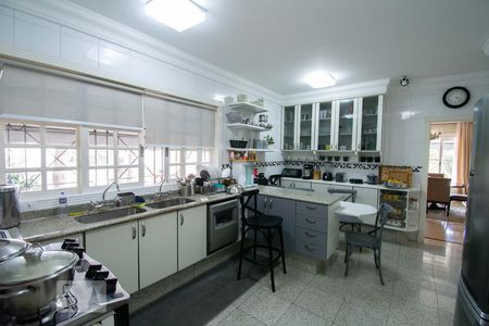 Casa à venda com 600m², 4 quartos e 1 vaga Casa à venda com 600m², 4 quartos e 1 vagaCozinha