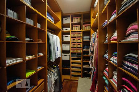 Casa à venda com 600m², 4 quartos e 1 vaga Casa à venda com 600m², 4 quartos e 1 vagaCloset da suíte 1