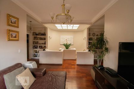 Casa à venda com 600m², 4 quartos e 1 vaga Casa à venda com 600m², 4 quartos e 1 vagaSala de TV