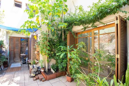 Casa à venda com 227m², 4 quartos e 1 vaga Casa à venda com 227m², 4 quartos e 1 vagaQuintal